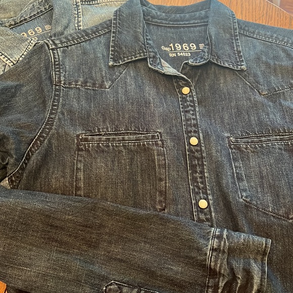 2 Gap denim long sleeve shirts - Picture 5 of 5